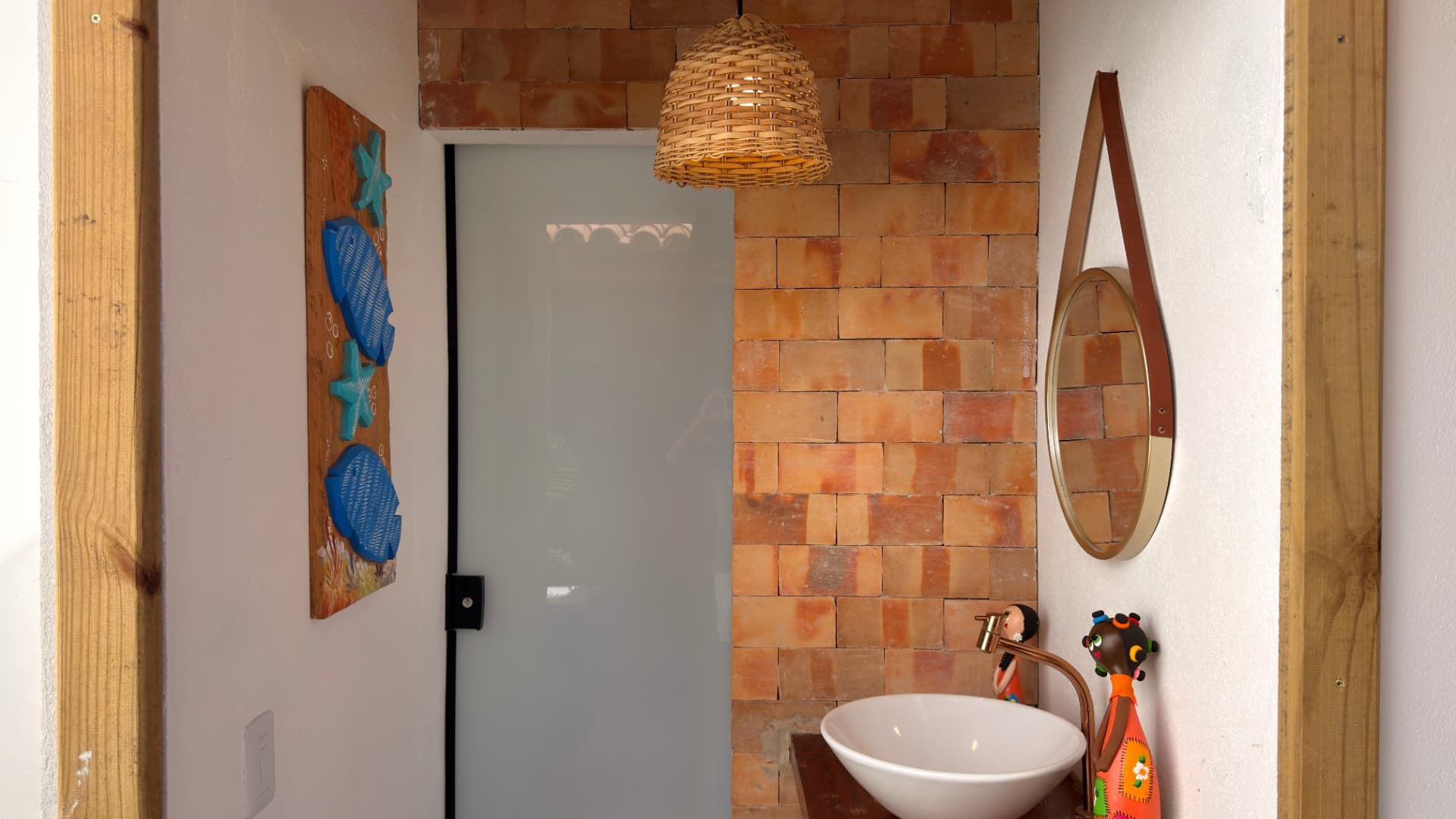 Lavabo interno em tijolinhos com peças decorativas